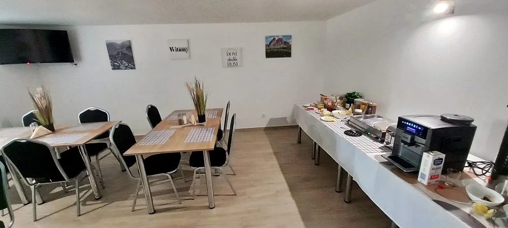Jadalnia z bufetem śniadaniowym